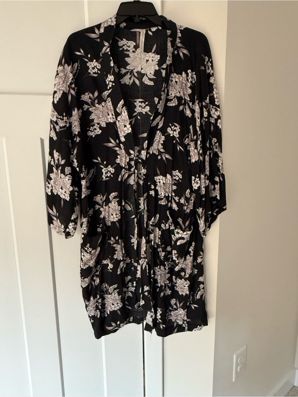 Women's Black Floral Long-Sleeve Kimono